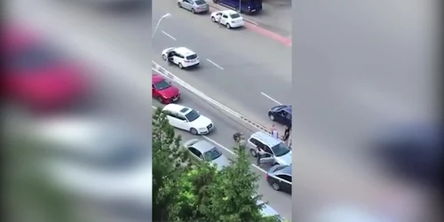 Câine târât de o maşină pe stradă, la Galaţi