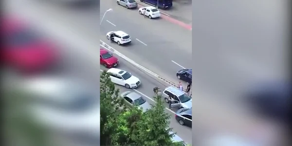 Câine târât de o maşină pe stradă, la Galaţi