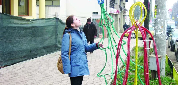 Instalaţiile luminoase sunt prost fixate