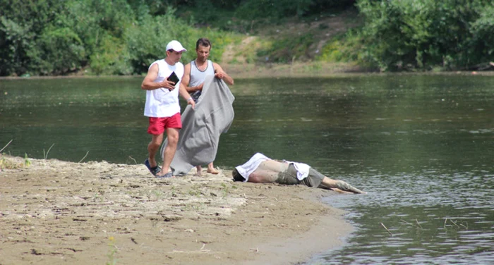 Cele trei persoane au fost găsite de pompieri decedate FOTO voceatransilvaniei.ro
