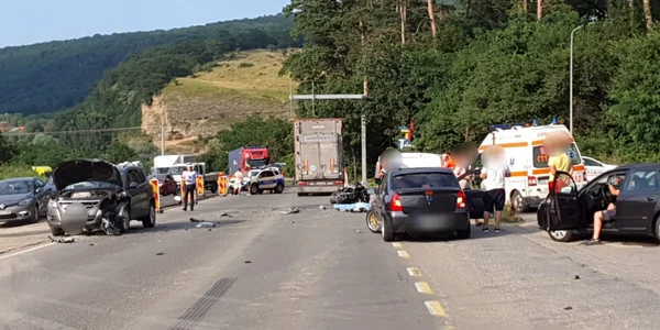 Accident mortal pe Valea Oltului DN7-E81 la Tălmaciu Sibiu în urma coliziunii dintre o motocicletă şi un TIR Foto Adevărul