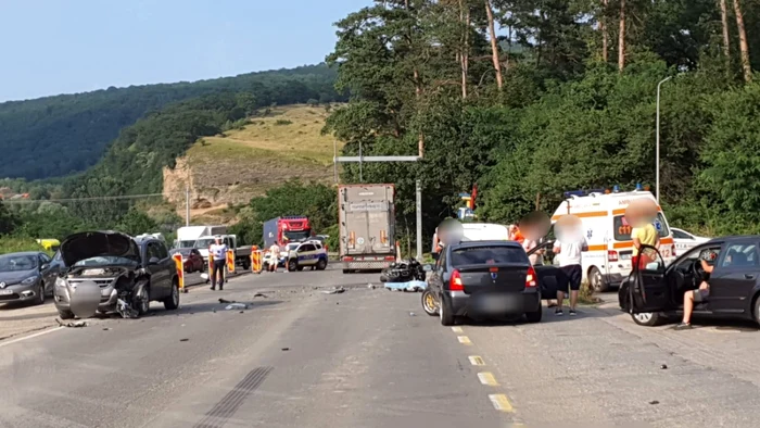 Accident mortal pe Valea Oltului DN 7 / E 81, la Tălmaciu - Sibiu, în urma coliziunii dintre o motocicletă, un TIR şi un autoturism Foto Adevărul