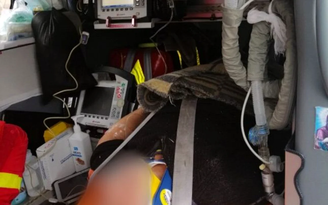 Pacient SMURD după ce a căzut de pe o scară în Bălceşti - Vâlcea Foto Adevărul
