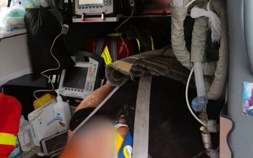 Pacient SMURD după ce a căzut de pe o scară în Bălceşti - Vâlcea Foto Adevărul
