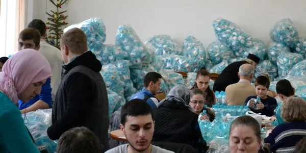 Constanţa. La Arhiepiscopia Tomisului se etichetează sticlele de aghiazmă pentru Bobotează Foto Adrian Boioglu