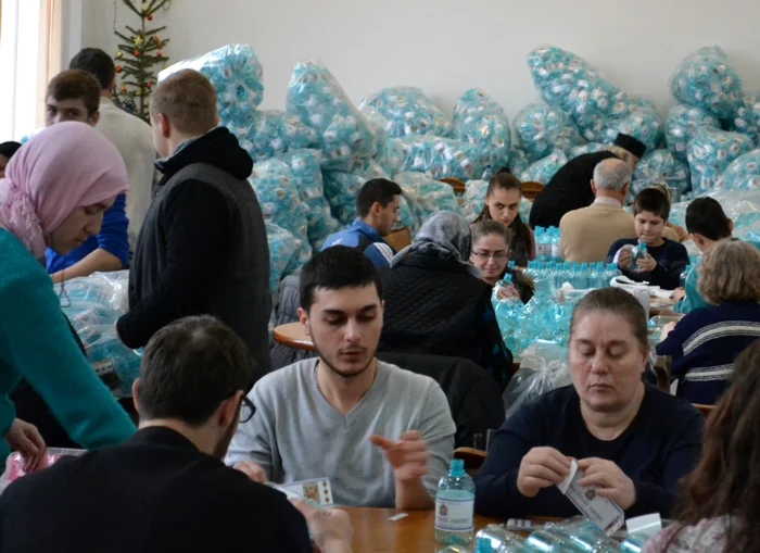 Constanţa. La Arhiepiscopia Tomisului se etichetează sticlele de aghiazmă pentru Bobotează Foto Adrian Boioglu