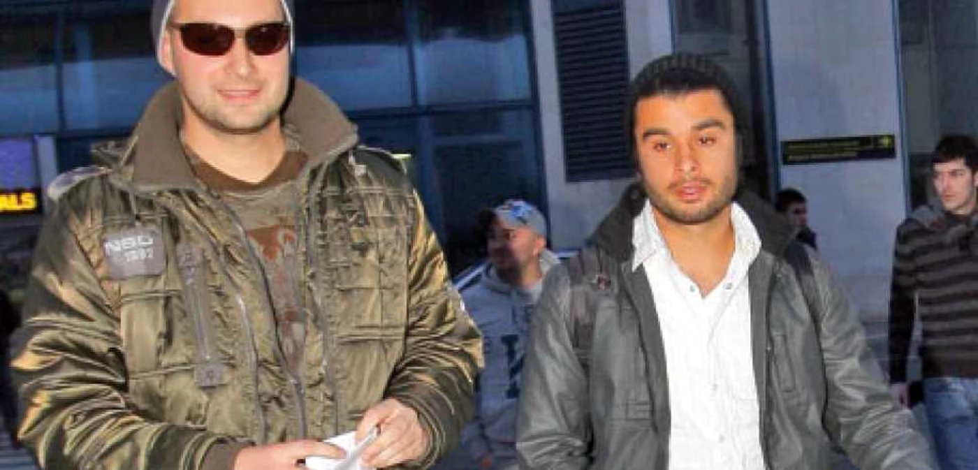 Josh Tudela (dreapta) a sosit aseară la Bucureşti