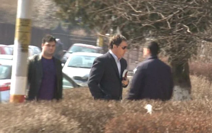 Adrian Botez (stânga) a venit la Parchetul de pe lângă Tribunalul Bacău în urmă cu o lună