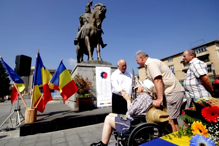 Pera Bulz a fost felicitat de oamenii veniţi în piaţa din centrul Devei. FOTO: Daniel Guţă. ADEVĂRUL.