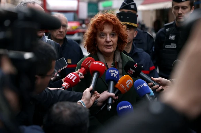 Laure Beccuau, procuror al Parisului, vorbește presei în ziua atacului Foto AFP
