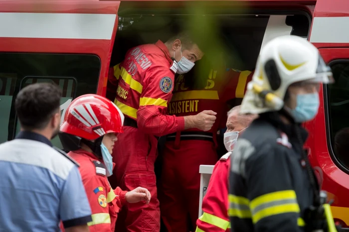 Mai mult echipaje au intervenit la faţa locului FOTO Mediafax