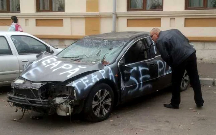 Caroseria este aoperită cu mesaje de protest