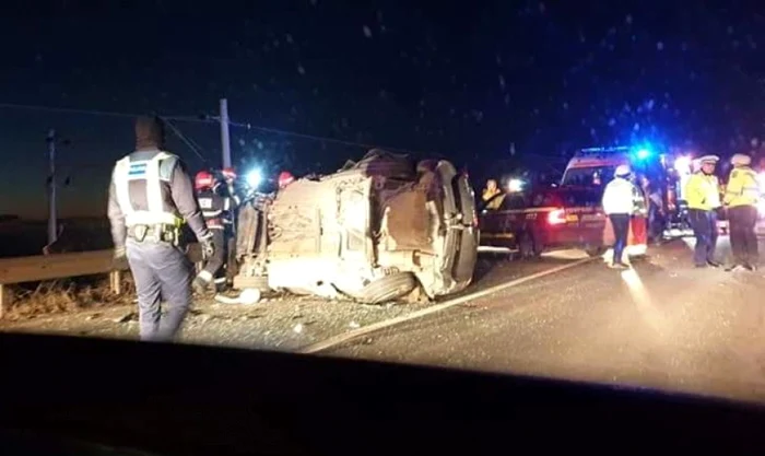 Una dintre maşinile implicate în accident s-a răsturnat Foto: GSDG