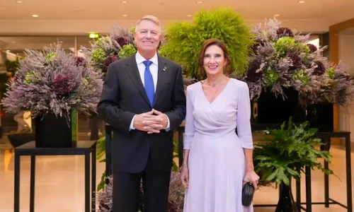 Carmen Iohannis la dineul oficial in creatie Ellis by Eli Laslean   Facebook jpg