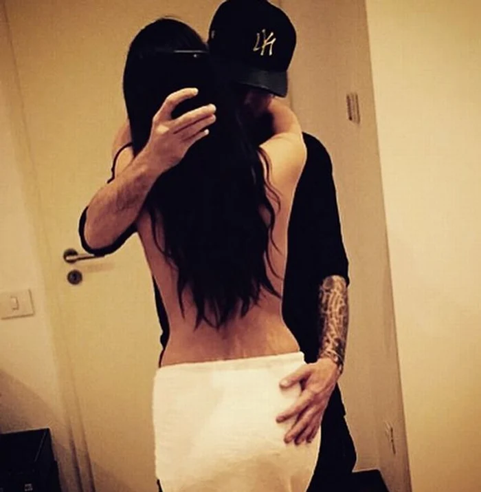 Mutu îşi pozeză noua iubită în ipostaze incendiare