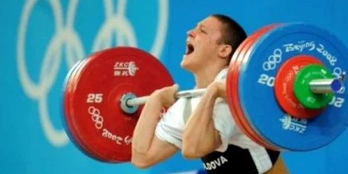 Alexandru Dudoglo are nevoie zilnic de vitamine pentru a ridica haltera