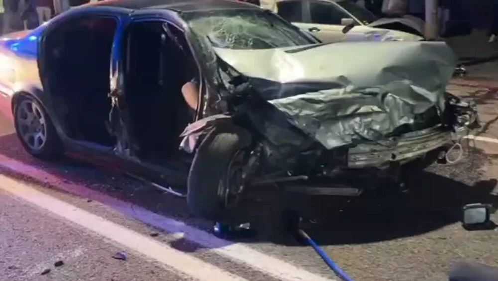 Cursă de mașini pe o stradă din Craiova, terminată cu trei răniți și mai multe mașini avariate