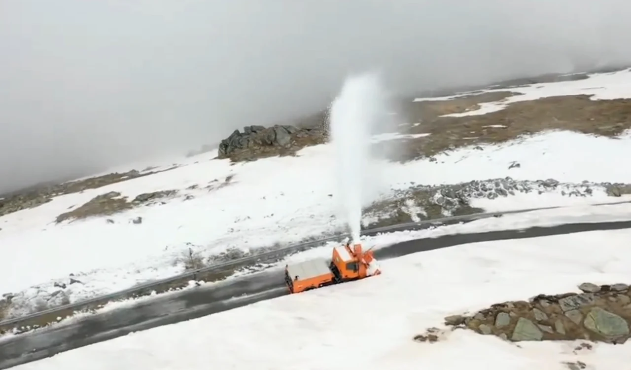 Zăpada are o înălțime de peste patru metri pe Transalpina Foto: Captură DRDP Craiova