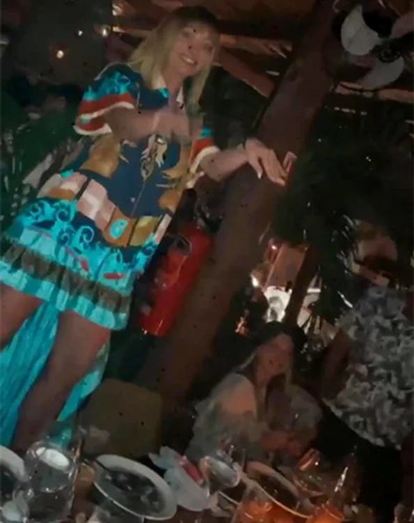 Juratele X-Factor au dansat pe mese în club