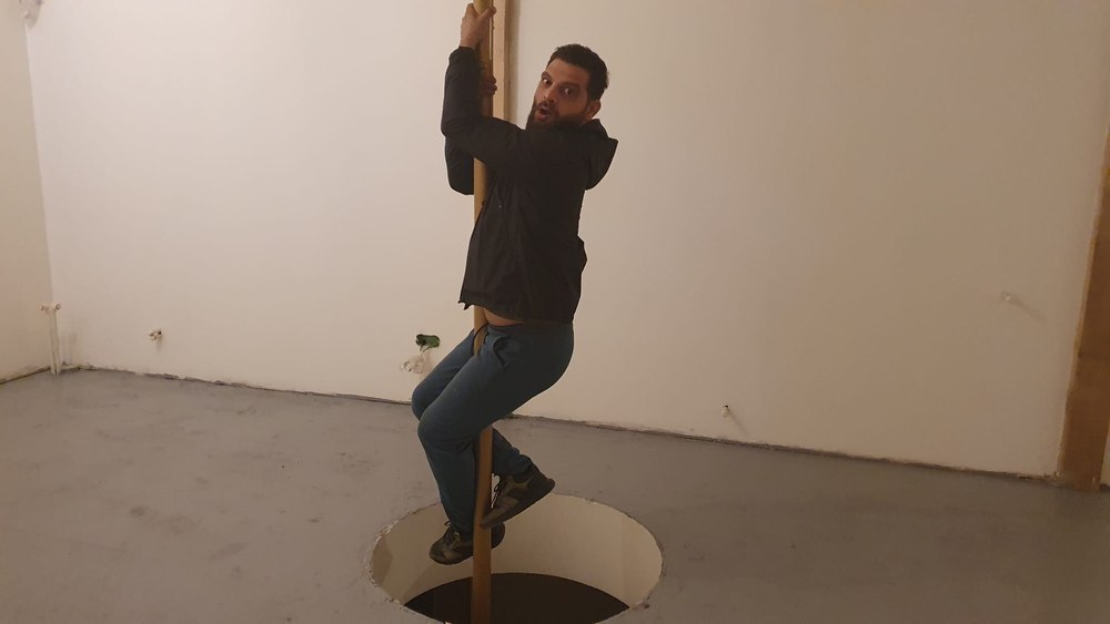 Un cunoscut actor își deschide propriul teatru. Artiștii coboară pe o țeavă direct pe scenă, la fel ca pompierii