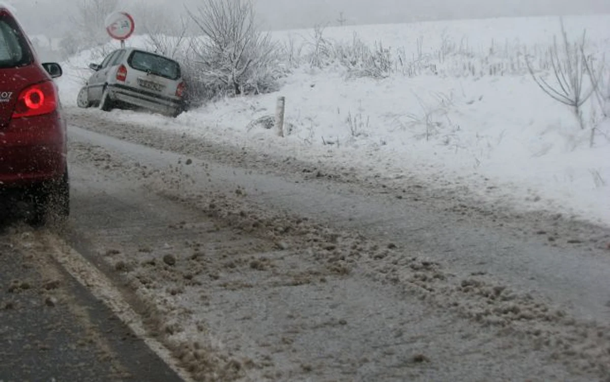 Drumarii nu au curăţat zăpada nici măcar pe un drum naţional