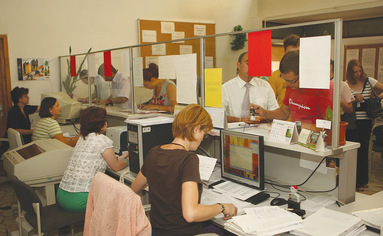 Deși aparatul de stat este foarte stufos, în continuare se fac angajări. Foto: adevarul