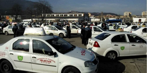 Taximetriştii au fost duşi în parcarea de la Roman SA. FOTOnewsbv.ro