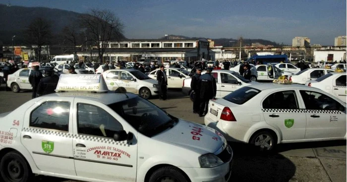 Taximetriştii au fost duşi în parcarea de la Roman SA. FOTOnewsbv.ro