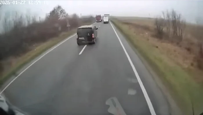 Momentul în care microbuzul nu a mai putut reveni pe bandă. Captură video