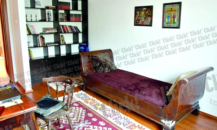 Încă o piesă moştenită  este acest divan cu  parfum de epocă...