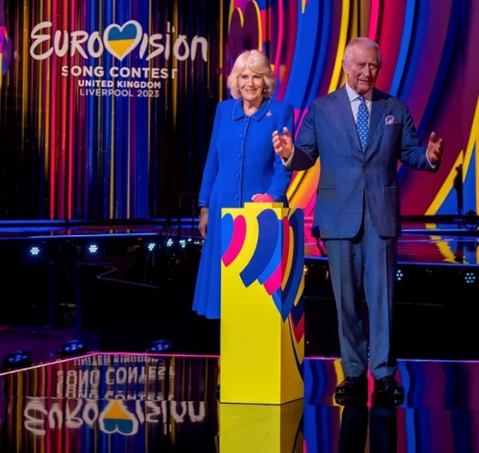 Regele Charles al III lea şi regina consoartă pe scena oficială a concursului Eurovision 2023.