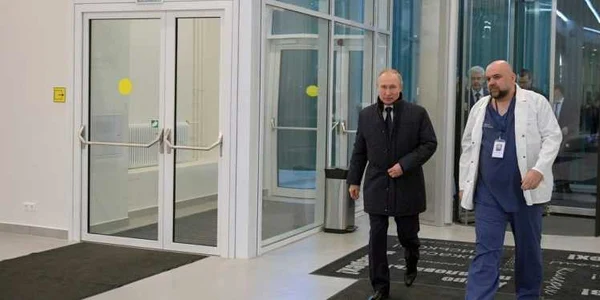 Vladimir Putin vizitează centrul medical Kommunarka Rusia unde sunt trataţi bolnavii de coronavirus FOTO Profimedia