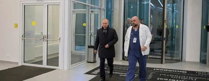 Vladimir Putin vizitează centrul medical Kommunarka Rusia unde sunt trataţi bolnavii de coronavirus FOTO Profimedia