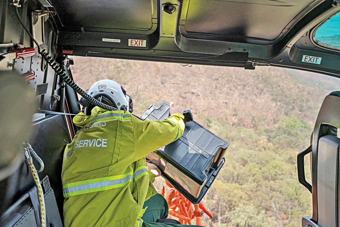 Încărcătura a fost  aruncată din elicopter  peste zona sinistrată 