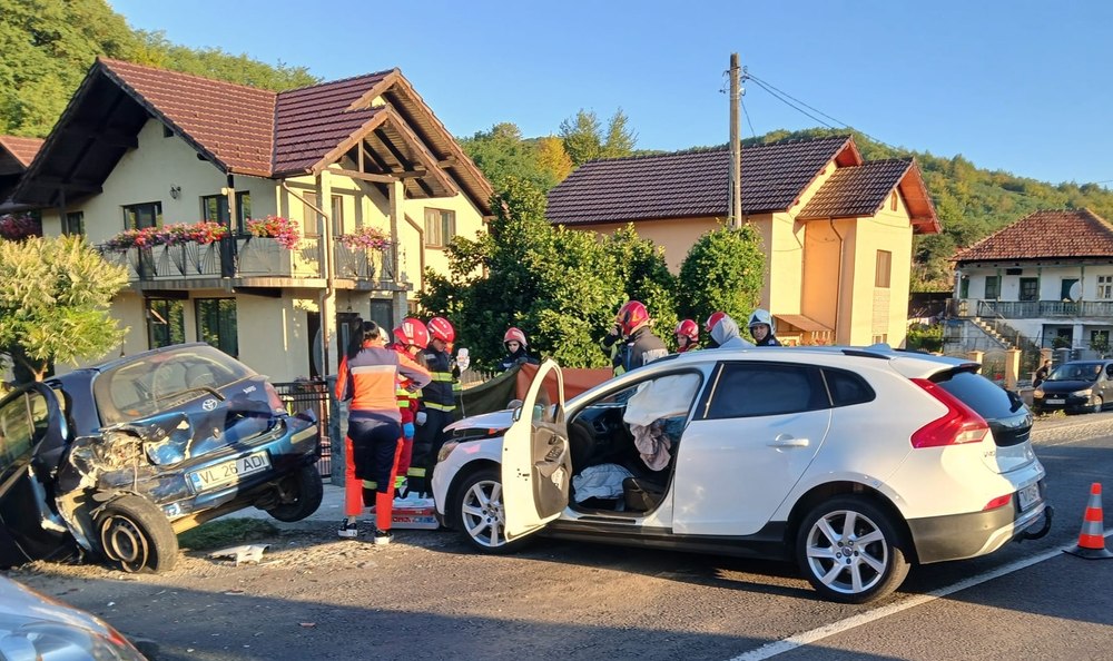 Un copil de 3 ani a murit într-un accident grav pe Valea Oltului. Șase persoane, rănite și transportate la spital
