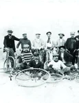 Grup de ciclişti cu bicicletele (© Arhiva Muzeului Municipiului București)