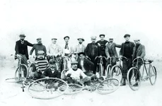 Grup de ciclişti cu bicicletele (© Arhiva Muzeului Municipiului București)