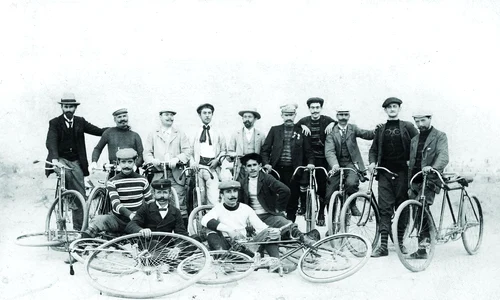 Grup de ciclişti cu bicicletele (© Arhiva Muzeului Municipiului București)