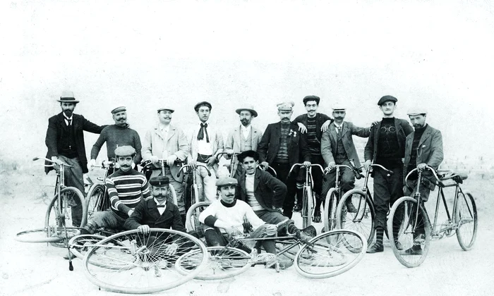 Grup de ciclişti cu bicicletele (© Arhiva Muzeului Municipiului București)