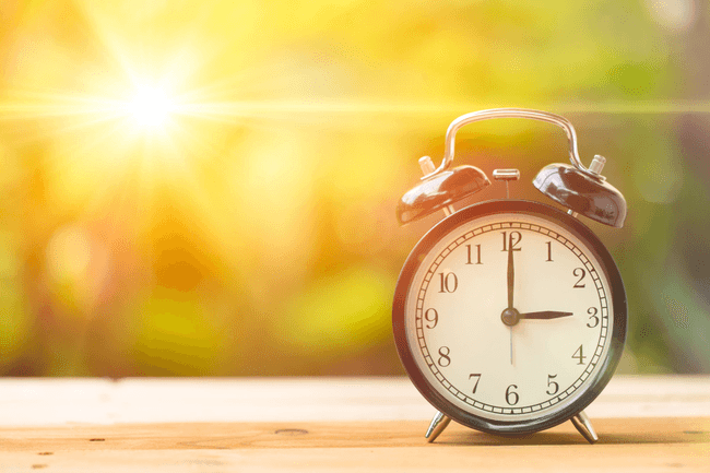 Un ceas care indică ora 03:00 care va deveni ora 04:00