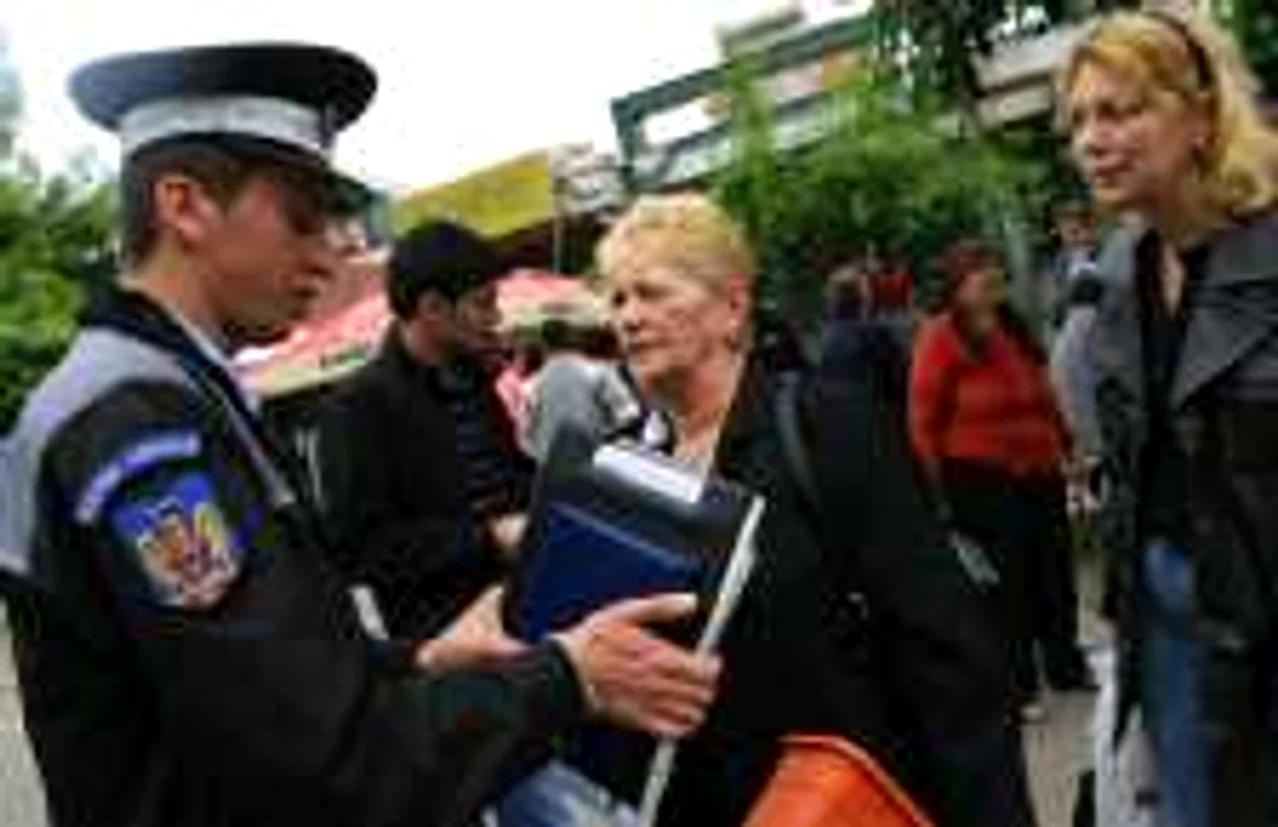 Poliţiştii le vor explica turiştilor veniţi în Capitală cum să se ferească de hoţi FOTO Adevărul