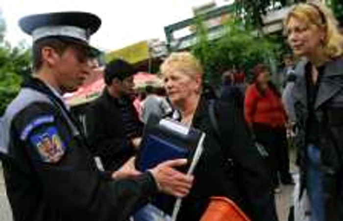 Poliţiştii le vor explica turiştilor veniţi în Capitală cum să se ferească de hoţi FOTO Adevărul