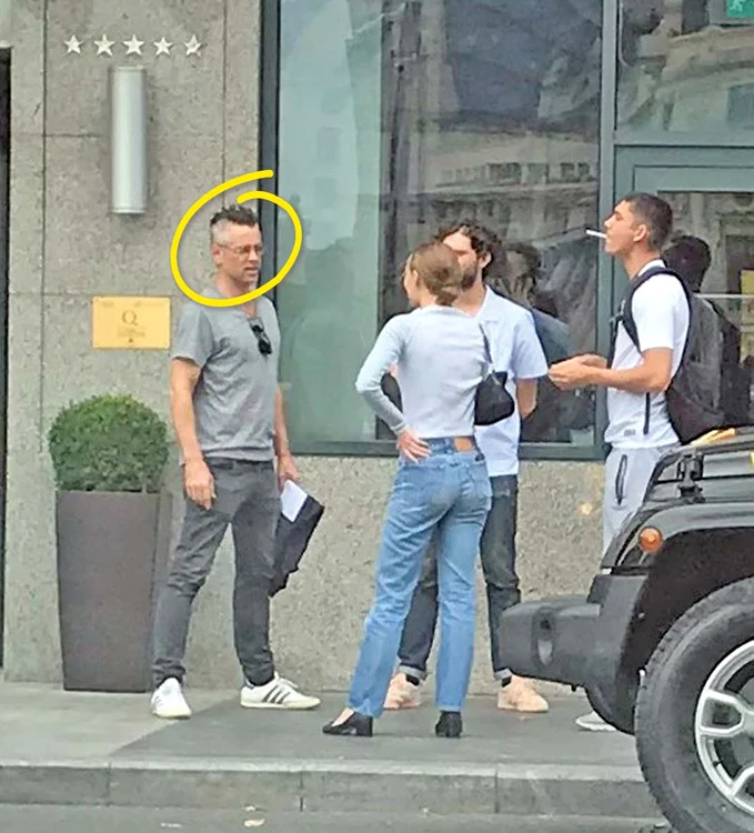 Colin Farrell și  Lily-Rose Depp, la o  discuție în fața hotelului