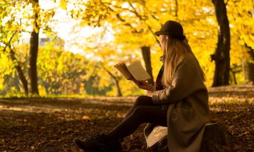 1 femeie care citeste in parc jpg jpeg