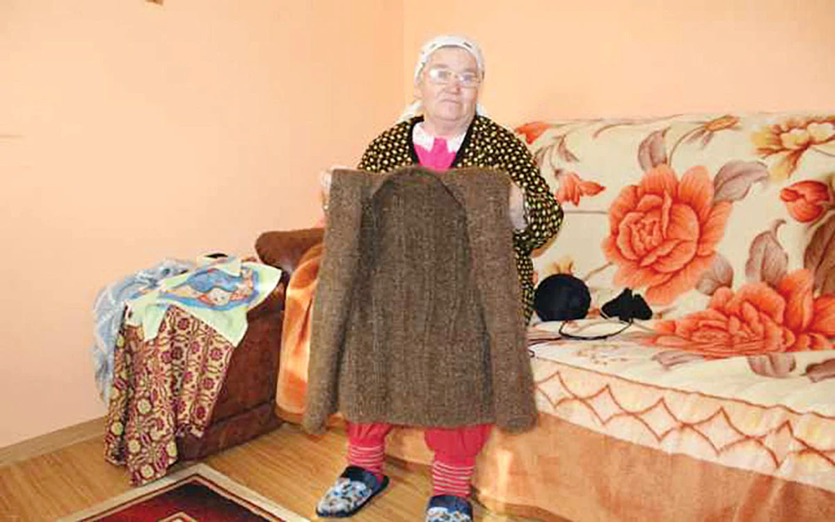 Ortansa Pascariu  şi faimoasa vestă  de la Stăuceni Foto: adevarul.ro