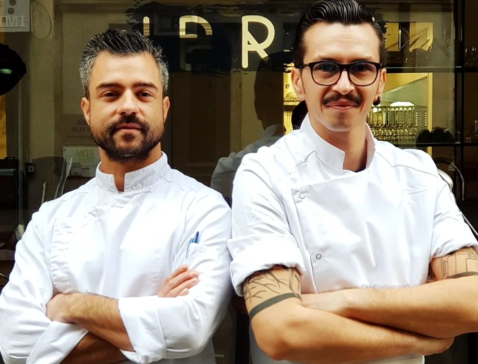 
    Ovidiu și Bogdan sunt chefi în restaurantul Ecaterinei ParaschivFoto: arhivă personală  