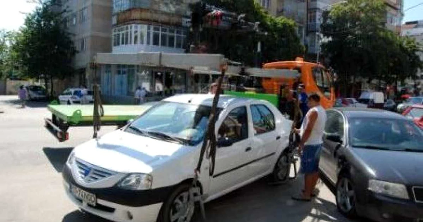 Şoferii trebuie să plătească taxa de parcare pentru a nu le fi blocate roţile sau ridicată maşina