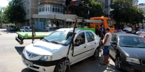Şoferii trebuie să plătească taxa de parcare pentru a nu le fi blocate roţile sau ridicată maşina