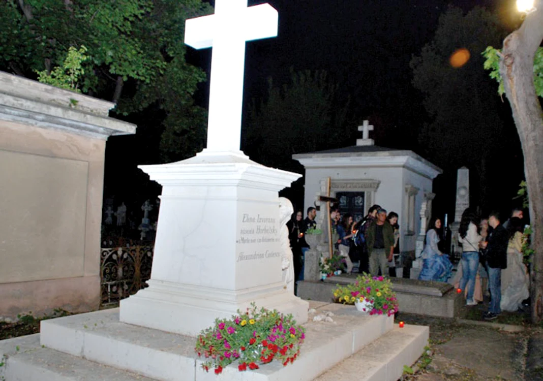 Sute de bucureşteni  au vizitat Cimitirul Bellu