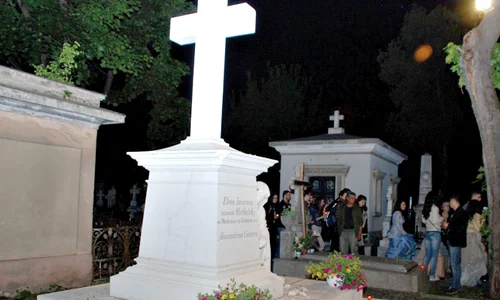 Sute de bucureşteni  au vizitat Cimitirul Bellu jpeg